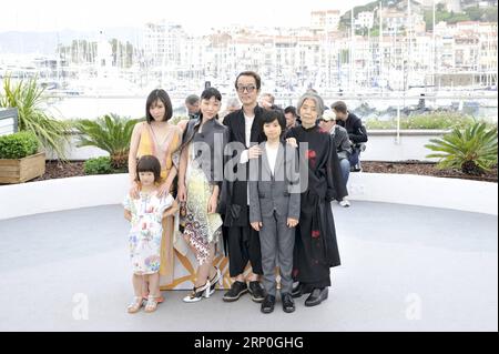 (180514) -- CANNES, 14 mai 2018 -- les acteurs du film japonais en compétition, Shoplifters , posent lors d'un photocall du 71e Festival International du film de Cannes à Cannes, France, le 14 mai 2018. Le 71e Festival International du film de Cannes se tient du 8 au 19 mai. ) (HY) FRANCE-CANNES-71ST INT L FILM FESTIVAL- VOLEURS À L'ÉTALAGE -PHOTOCALL CHENXYICHEN PUBLICATIONXNOTXINXCHN Banque D'Images