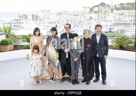 (180514) -- CANNES, 14 mai 2018 -- les acteurs du film japonais en compétition, Shoplifters , posent lors d'un photocall du 71e Festival International du film de Cannes à Cannes, France, le 14 mai 2018. Le 71e Festival International du film de Cannes se tient du 8 au 19 mai. ) (HY) FRANCE-CANNES-71ST INT L FILM FESTIVAL- VOLEURS À L'ÉTALAGE -PHOTOCALL CHENXYICHEN PUBLICATIONXNOTXINXCHN Banque D'Images