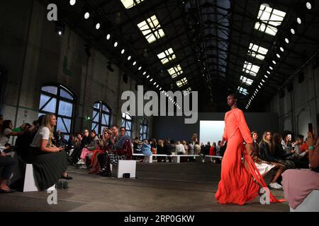 (180514) -- SYDNEY, 14 mai 2018 -- Un mannequin présente des créations de Bianca Spender lors de la Mercedes-Benz Fashion week Australia à Sydney, Australie, le 14 mai 2018.) (hy) AUSTRALIA-SYDNEY-FASHION WEEK BaixXuefei PUBLICATIONxNOTxINxCHN Banque D'Images