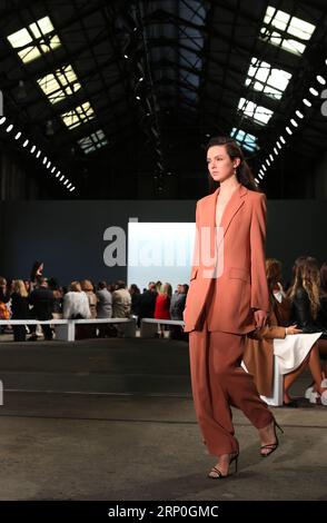 (180514) -- SYDNEY, 14 mai 2018 -- Un mannequin présente des créations de Bianca Spender lors de la Mercedes-Benz Fashion week Australia à Sydney, Australie, le 14 mai 2018.) (hy) AUSTRALIA-SYDNEY-FASHION WEEK BaixXuefei PUBLICATIONxNOTxINxCHN Banque D'Images