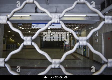 (180514) -- ATHÈNES, le 14 mai 2018 -- la station de métro est fermée pendant une grève de 24 heures appelée par les travailleurs du métro pour protester contre les pénuries de personnel et d'équipement à Athènes, Grèce, le 14 mai 2018.) (wtc) GRÈCE-ATHÈNES-GRÈVE-MÉTRO MariosxLolos PUBLICATIONxNOTxINxCHN Banque D'Images