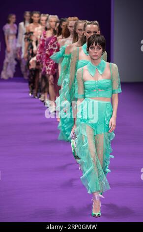 (180514) -- SYDNEY, 14 mai 2018 -- Models présente des créations d'Alice McCall lors de la Mercedes-Benz Fashion week Australia à Sydney, Australie, le 14 mai 2018.) (hy) AUSTRALIE-SYDNEY-FASHION WEEK ZhuxHongye PUBLICATIONxNOTxINxCHN Banque D'Images