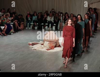 (180514) -- SYDNEY, 14 mai 2018 -- des mannequins présentent des créations d'Albus Lumen lors de la Mercedes-Benz Fashion week Australia à Sydney, Australie, le 14 mai 2018.) (hy) AUSTRALIA-SYDNEY-FASHION WEEK BaixXuefei PUBLICATIONxNOTxINxCHN Banque D'Images