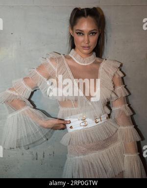 (180514) -- SYDNEY, le 14 mai 2018 -- Un mannequin présente les créations d'Alice McCall dans les coulisses de la Mercedes-Benz Fashion week Australia à Sydney, Australie, le 14 mai 2018.) (hy) AUSTRALIE-SYDNEY-FASHION WEEK ZhuxHongye PUBLICATIONxNOTxINxCHN Banque D'Images