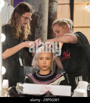 (180514) -- SYDNEY, 14 mai 2018 -- Une mannequin se maquille dans les coulisses de la Mercedes-Benz Fashion week Australia à Sydney, Australie, le 14 mai 2018.) (hy) AUSTRALIE-SYDNEY-FASHION WEEK ZhuxHongye PUBLICATIONxNOTxINxCHN Banque D'Images