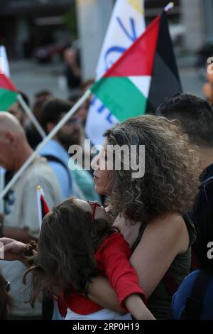 (180514) -- ATHÈNES, le 14 mai 2018 -- des manifestants protestent contre l'ouverture de l'ambassade américaine à Jérusalem devant l'ambassade israélienne à Athènes, Grèce, le 14 mai 2018.) GRÈCE-ATHÈNES-PROTESTATION-ÉTATS-UNIS AMBASSADE À JÉRUSALEM MariosxLolos PUBLICATIONxNOTxINxCHN Banque D'Images