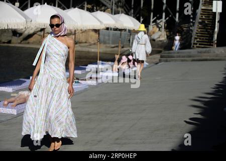 (180515) -- SYDNEY, le 15 mai 2018 -- des mannequins présentent des créations d'Emilia Wickstead lors de la Mercedes-Benz Fashion week Australia à Coogee Beach à Sydney, Australie, le 15 mai 2018.) (dtf) AUSTRALIE-SYDNEY-FASHION WEEK-EMILIA WICKSTEAD BaixXuefei PUBLICATIONxNOTxINxCHN Banque D'Images