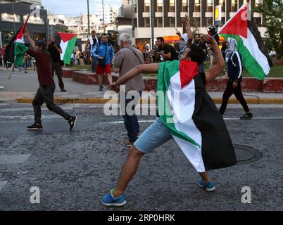 (180515) -- ATHÈNES, le 15 mai 2018 -- des manifestants palestiniens prennent part à une manifestation pour exprimer leur solidarité avec le peuple palestinien après la mort de manifestants palestiniens dans la bande de Gaza, devant l'ambassade d'Israël à Athènes, en Grèce, le 15 mai 2018.) GRÈCE-ATHÈNES-PALESTINE-RASSEMBLEMENT MariosxLolos PUBLICATIONxNOTxINxCHN Banque D'Images