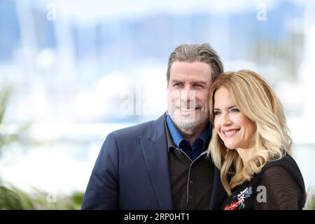180515 -- CANNES, le 15 mai 2018 -- l'acteur John Travolta et son épouse Kelly Preston posent lors d'un photocall pour le film Gotti au 71e Festival International du film de Cannes à Cannes, France, le 15 mai 2018. Le 71e Festival International du film de Cannes se tient du 8 au 19 mai. FRANCE-CANNES-71ST FESTIVAL INTERNATIONAL DU FILM-GOTTI-PHOTOCALL LUOXHUANHUAN PUBLICATIONXNOTXINXCHN Banque D'Images