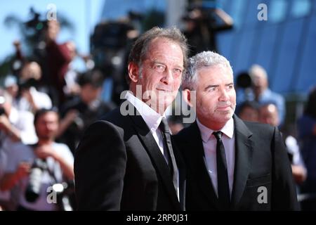 (180515) -- CANNES, le 15 mai 2018 -- l'acteur Vincent Lindon (à gauche) et le réalisateur Stéphane Brize posent sur le tapis rouge pour la première du film en Guerre lors du 71e Festival International du film de Cannes à Cannes, France, le 15 mai 2018. Le 71e Festival International du film de Cannes se tient du 8 au 19 mai. ) FRANCE-CANNES-FESTIVAL- EU GUERRE -PREMIERE LUOXHUANHUAN PUBLICATIONXNOTXINXCHN Banque D'Images