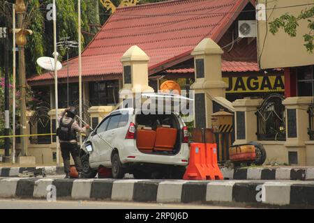 (180516) -- RIAU, 16 mai 2018 -- un membre de l'escouade anti-bombe indonésienne perquisitionne un véhicule à la recherche d'explosifs à la suite d'une attaque contre un quartier général de la police à Pekanbaru, Riau, Indonésie, le 16 mai 2018. Un policier a été tué et 4 militants ont été abattus dans une attaque contre un siège de police dans la province de Riau en Indonésie mercredi, a déclaré la police. (ly) INDONÉSIE-RIAU-QUARTIER GÉNÉRAL DE LA POLICE - ATTENTAT À LA BOMBE HadlyxVavaldi PUBLICATIONxNOTxINxCHN Banque D'Images