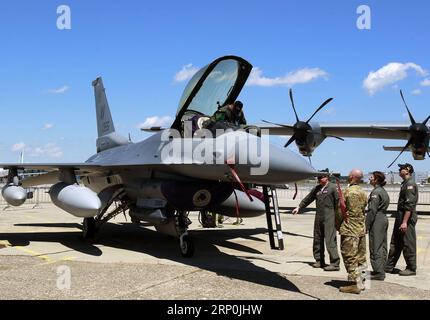 (180516) -- BUCAREST, 16 mai 2018 -- une photo prise le 16 mai 2018 montre un avion de chasse F16 lors de l'exposition sur la défense et l'aérospatiale de la mer Noire (BSDA) à Bucarest, en Roumanie. L'exposition 2018 de la défense de la mer Noire et de l'aérospatiale (BSDA) a ouvert ses portes mercredi à Bucarest, réunissant plus de 200 exposants de 20 pays. ) ROUMANIE-BUCAREST-BSDA-EXPOSITION CristianxCristel PUBLICATIONxNOTxINxCHN Banque D'Images