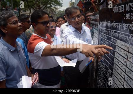 (180517) -- DHAKA, le 17 mai 2018 -- des fonctionnaires visitent un marché dans le cadre de mesures de surveillance, alors que les prix des produits de première nécessité augmentent progressivement avant le mois sacré du Ramadan à Dhaka, au Bangladesh, le 17 mai 2018. (hy) BANGLADESH-DHAKA-MARKET-RAMADAN naim-ul-karim PUBLICATIONxNOTxINxCHN Banque D'Images