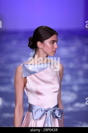 (180517) -- SYDNEY, 17 mai 2018 -- Un mannequin présente une création de Leo&Lin lors de la Mercedes-Benz Fashion week Australia à Sydney, Australie, le 17 mai 2018.) (wtc) AUSTRALIA-SYDNEY-FASHION WEEK BaixXuefei PUBLICATIONxNOTxINxCHN Banque D'Images