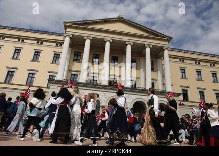 (180517) -- OSLO, le 17 mai 2018 -- des gens assistent à la célébration de la fête nationale à Oslo, capitale de la Norvège, le 17 mai 2018.) (wtc) NORVÈGE-OSLO-FÊTE NATIONALE ZhangxShuhui PUBLICATIONxNOTxINxCHN Banque D'Images