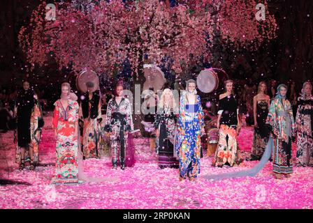 (180517) -- SYDNEY, le 17 mai 2018 -- des mannequins présentent des créations de Camilla lors de la Mercedes-Benz Fashion week Australia à Sydney, Australie, le 17 mai 2018.) (wtc) AUSTRALIA-SYDNEY-FASHION WEEK ZhuxHongye PUBLICATIONxNOTxINxCHN Banque D'Images