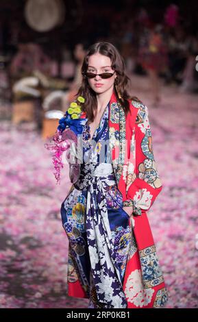 (180517) -- SYDNEY, le 17 mai 2018 -- Un mannequin présente une création de Camilla lors de la Mercedes-Benz Fashion week Australia à Sydney, Australie, le 17 mai 2018.) (wtc) AUSTRALIA-SYDNEY-FASHION WEEK ZhuxHongye PUBLICATIONxNOTxINxCHN Banque D'Images