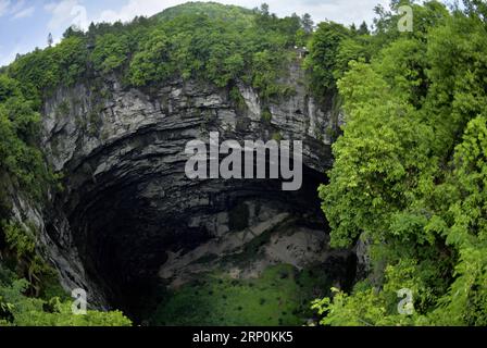 (180518) -- XUAN FR, 18 mai 2018 -- la photo prise le 17 mai 2018 montre un gouffre dans le comté de Xuan en, province du Hubei en Chine centrale. En raison du paysage karstique local et du climat humide, un gouffre de plus de 290 mètres de profondeur dans Xuan en est devenu la maison pour diverses plantes et animaux.) (Wyo) CHINA-HUBEI-XUAN en-SINKHOLE (CN) SongxWen PUBLICATIONxNOTxINxCHN Banque D'Images