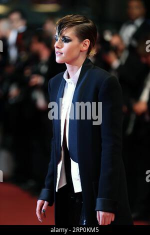(180518) -- CANNES, le 18 mai 2018 -- la membre du jury et actrice américaine Kristen Stewart pose sur le tapis rouge lors de la première du film couteau + coeur (un couteau dans le Couer) au 71e Festival International du film de Cannes à Cannes, France, le 17 mai 2018. Le 71e Festival International du film de Cannes se tient du 8 au 19 mai. )(axy) FRANCE-CANNES-71ST INTERNATIONAL FILM FESTIVAL-KRISTEN STEWART LuoxHuanhuan PUBLICATIONxNOTxINxCHN Banque D'Images