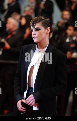 (180518) -- CANNES, le 18 mai 2018 -- la membre du jury et actrice américaine Kristen Stewart pose sur le tapis rouge lors de la première du film couteau + coeur (un couteau dans le Couer) au 71e Festival International du film de Cannes à Cannes, France, le 17 mai 2018. Le 71e Festival International du film de Cannes se tient du 8 au 19 mai. )(axy) FRANCE-CANNES-71ST INTERNATIONAL FILM FESTIVAL-KRISTEN STEWART LuoxHuanhuan PUBLICATIONxNOTxINxCHN Banque D'Images