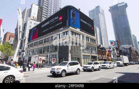 (180518) -- TORONTO, le 18 mai 2018 -- le panneau publicitaire des smartphones HUAWEI P20 Series est visible sur le bâtiment du Dundas Square à Toronto, Canada, le 17 mai 2018. Les téléphones intelligents chinois HUAWEI série P20 sont disponibles à l'achat auprès des principaux opérateurs de téléphonie mobile au Canada à compter de jeudi. )(axy) CANADA-TORONTO-HUAWEI SMARTPHONE ZouxZheng PUBLICATIONxNOTxINxCHN Banque D'Images