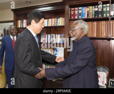 (180518) -- WINDHOEK, le 18 mai 2018 -- Li Zhanshu, président du Comité permanent du Congrès populaire national, serre la main de l'ancien président de la Namibie, Sam Nujoma, à Windhoek, Namibie, le 16 mai 2018. Li a effectué une visite officielle amicale en Namibie du 15 au 17 mai à l'invitation du Président de l'Assemblée nationale namibienne Peter Katjavivi. (Ry) NAMIBIE-CHINE-LI ZHANSHU-VISIT DingxLin PUBLICATIONxNOTxINxCHN Banque D'Images