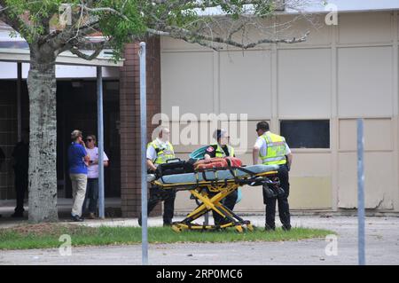 (180519) -- SANTA FE, 19 mai 2018 -- des sauveteurs avec une civière sont vus à l'entrée d'un stade où des étudiants ont cherché refuge après avoir tiré au lycée Santa Fe au Texas, aux États-Unis, le 18 mai 2018. Dix personnes ont été tuées et 10 autres blessées vendredi lorsqu'un étudiant armé d'un fusil de chasse et d'un revolver a ouvert le feu dans un lycée de l'État américain du Texas lors du dernier incident de violence armée contre des étudiants. )(axy) U.S.-TEXAS-LYCÉE-TOURNAGE LiuxLiwei PUBLICATIONxNOTxINxCHN Banque D'Images