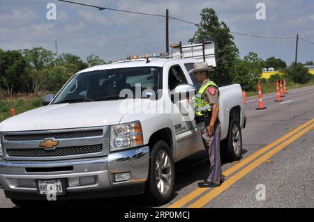 (180519) -- SANTA Fe, 19 mai 2018 -- la police a mis en place une barricade de sécurité pour arrêter et contrôler les voitures sur une autoroute à côté du lycée de Santa Fe au Texas, aux États-Unis, le 18 mai 2018. Dix personnes ont été tuées et 10 autres blessées vendredi lorsqu'un étudiant armé d'un fusil de chasse et d'un revolver a ouvert le feu dans un lycée de l'État américain du Texas lors du dernier incident de violence armée contre des étudiants. )(axy) U.S.-TEXAS-LYCÉE-TOURNAGE LiuxLiwei PUBLICATIONxNOTxINxCHN Banque D'Images