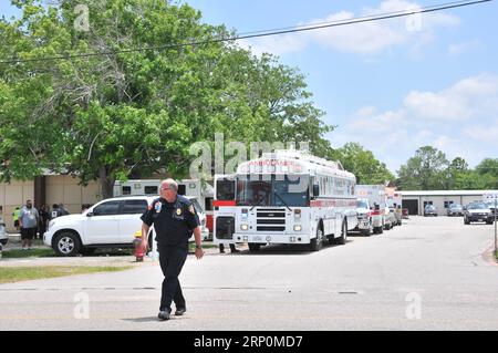 (180519) -- SANTA FE, 19 mai 2018 -- des policiers, des ambulances et d'autres véhicules spéciaux sont vus autour d'un stade où des étudiants ont cherché refuge après avoir tiré au lycée Santa Fe au Texas, aux États-Unis, le 18 mai 2018. Dix personnes ont été tuées et 10 autres blessées vendredi lorsqu'un étudiant armé d'un fusil de chasse et d'un revolver a ouvert le feu dans un lycée de l'État américain du Texas lors du dernier incident de violence armée contre des étudiants. )(axy) U.S.-TEXAS-LYCÉE-TOURNAGE LiuxLiwei PUBLICATIONxNOTxINxCHN Banque D'Images