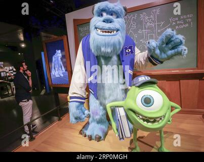 (180519) -- VANCOUVER, le 19 mai 2018 -- Un visiteur admire l'exposition Science Behind Pixar au Science World à Vancouver, Canada, le 18 mai 2018. L'exposition montre aux visiteurs la connaissance de la science, de la technologie, de l'ingénierie et des mathématiques qui sont utilisés dans la création de ces films d'animation populaires. )(YY) CANADA-VANCOUVER-SCIENCE BEHIND PIXAR Liangxsen PUBLICATIONxNOTxINxCHN Banque D'Images