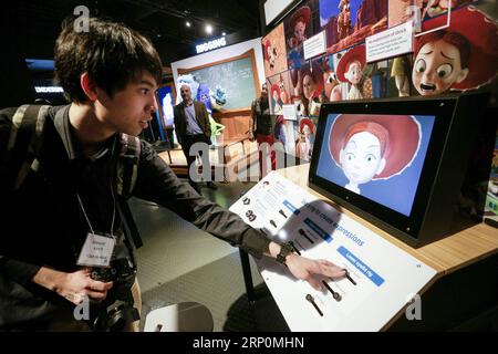 (180519) -- VANCOUVER, le 19 mai 2018 -- Un visiteur consulte une exposition interactive lors de sa visite à l'exposition Science Behind Pixar au Science World à Vancouver, Canada, le 18 mai 2018. L'exposition montre aux visiteurs la connaissance de la science, de la technologie, de l'ingénierie et des mathématiques qui sont utilisés dans la création de ces films d'animation populaires. )(YY) CANADA-VANCOUVER-SCIENCE BEHIND PIXAR Liangxsen PUBLICATIONxNOTxINxCHN Banque D'Images