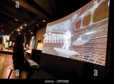 (180519) -- VANCOUVER, le 19 mai 2018 -- Une visiteuse regarde le processus de rendu de l'animation lors de sa visite à l'exposition Science Behind Pixar au Science World à Vancouver, Canada, le 18 mai 2018. L'exposition montre aux visiteurs la connaissance de la science, de la technologie, de l'ingénierie et des mathématiques qui sont utilisés dans la création de ces films d'animation populaires. )(YY) CANADA-VANCOUVER-SCIENCE BEHIND PIXAR Liangxsen PUBLICATIONxNOTxINxCHN Banque D'Images