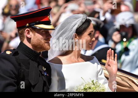 (180519) -- WINDSOR, le 19 mai 2018 -- le prince Harry (à gauche), duc de Sussex, et Meghan, duchesse de Sussex quittent le château de Windsor en voiture lors d'une procession après leur mariage à Windsor, en Grande-Bretagne, le 19 mai 2018. Le Prince Harry du Royaume-Uni et l'actrice américaine Meghan Markle ont noué le nœud samedi à St. George s Chapel à Windsor. Pool/Lionel Hahn/ABACAPRESS)(dtf) MARIAGE BRITAIN-WINDSOR-ROYAL HanxYan PUBLICATIONxNOTxINxCHN Banque D'Images