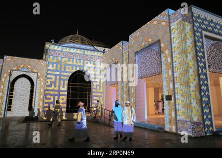 (180519) -- AJMAN (Émirats arabes Unis) , 19 mai 2018 -- les gens visitent le spectacle de lumière à la mosquée Amina bint Ahmad Al-Ghurair le troisième jour du ramadan à Ajman, Émirats arabes Unis, le 19 mai 2018.) UAE-AJMAN-RAMADAN-SPECTACLE DE LUMIÈRE MahmoudxKhaled PUBLICATIONxNOTxINxCHN Banque D'Images