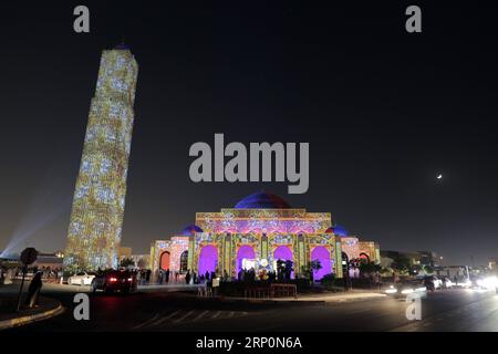 (180519) -- AJMAN (Émirats arabes Unis) , 19 mai 2018 -- les gens visitent le spectacle de lumière à la mosquée Amina bint Ahmad Al-Ghurair le troisième jour du ramadan à Ajman, Émirats arabes Unis, le 19 mai 2018.) UAE-AJMAN-RAMADAN-SPECTACLE DE LUMIÈRE MahmoudxKhaled PUBLICATIONxNOTxINxCHN Banque D'Images