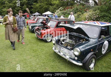 (180520) -- VANCOUVER, le 20 mai 2018 -- les visiteurs admirent différentes voitures anciennes britanniques au cours de la 33e édition annuelle All British Field Meet au Van Dusen Garden à Vancouver, Canada, le 19 mai 2018. Plus de 500 propriétaires de voitures britanniques et des milliers de passionnés de voitures se sont réunis ce week-end au Van Dusen Garden de Vancouver pour le 33e All British Field Meet annuel. C'est l'une des plus grandes fêtes de voitures anciennes dans l'Ouest canadien où les propriétaires de voitures et les amateurs peuvent se rencontrer et partager leurs histoires.) (YY) CANADA-VANCOUVER-ALL BRITISH FIELD RENCONTRE Liangxsen PUBLICATIONxNOTxINxCHN Banque D'Images