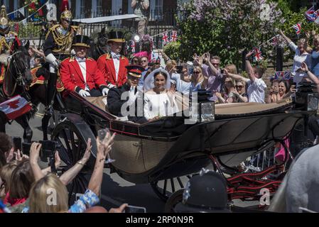 (180520) -- PÉKIN, le 20 mai 2018 -- le prince Harry et l'actrice américaine Meghan Markle saluent la foule après leur cérémonie de mariage au château de Windsor, Windsor, Grande-Bretagne, le 19 mai 2018.) XINHUA PHOTO CHOIX HEBDOMADAIRES StephenxChung PUBLICATIONxNOTxINxCHN Banque D'Images