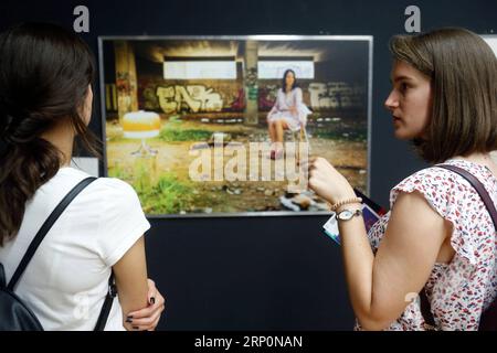 (180520) -- BELGRADE, le 20 mai 2018 -- les visiteurs admirent une peinture au Musée d'art moderne lors de l'événement culturel la nuit des musées à Belgrade, Serbie, le 19 mai 2018.) (YY) SERBIE-BELGRADE-NUIT DES MUSÉES PredragxMilosavljevic PUBLICATIONxNOTxINxCHN Banque D'Images