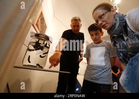 (180520) -- BELGRADE, le 20 mai 2018 -- les gens regardent des sangsues exposées au Musée de la nature lors de la soirée culturelle des musées à Belgrade, Serbie, le 19 mai 2018.) (YY) SERBIE-BELGRADE-NUIT DES MUSÉES PredragxMilosavljevic PUBLICATIONxNOTxINxCHN Banque D'Images