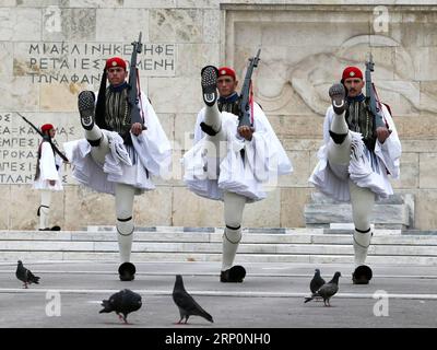 (180520) -- ATHÈNES, le 20 mai 2018 -- des membres de la Garde présidentielle défilent lors de la cérémonie de relève de la garde devant le bâtiment du Parlement à Athènes, en Grèce, le 20 mai 2018. La Garde présidentielle, également appelée Evzones, est une unité spéciale de l'armée hellénique, dont les membres se tiennent fièrement dans un calme parfait devant le bâtiment du Parlement, gardant le Monument du Soldat inconnu. (hy) GRÈCE-ATHÈNES-GARDE PRÉSIDENTIELLE-CHANGEMENT MariosxLolos PUBLICATIONxNOTxINxCHN Banque D'Images