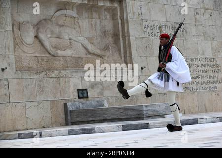 (180520) -- ATHÈNES, le 20 mai 2018 -- Un membre de la Garde présidentielle marche lors de la cérémonie de relève de la garde devant le bâtiment du Parlement à Athènes, en Grèce, le 20 mai 2018. La Garde présidentielle, également appelée Evzones, est une unité spéciale de l'armée hellénique, dont les membres se tiennent fièrement dans un calme parfait devant le bâtiment du Parlement, gardant le Monument du Soldat inconnu. (hy) GRÈCE-ATHÈNES-GARDE PRÉSIDENTIELLE-CHANGEMENT MariosxLolos PUBLICATIONxNOTxINxCHN Banque D'Images