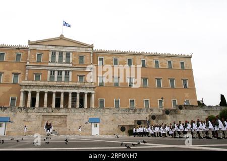 (180520) -- ATHÈNES, le 20 mai 2018 -- des membres de la Garde présidentielle effectuent la cérémonie de relève de la garde devant le bâtiment du Parlement à Athènes, en Grèce, le 20 mai 2018. La Garde présidentielle, également appelée Evzones, est une unité spéciale de l'armée hellénique, dont les membres se tiennent fièrement dans un calme parfait devant le bâtiment du Parlement, gardant le Monument du Soldat inconnu. (hy) GRÈCE-ATHÈNES-GARDE PRÉSIDENTIELLE-CHANGEMENT MariosxLolos PUBLICATIONxNOTxINxCHN Banque D'Images