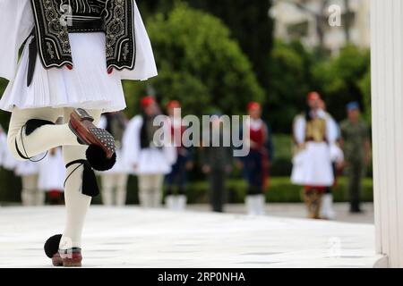 (180520) -- ATHÈNES, le 20 mai 2018 -- Un membre de la Garde présidentielle participe à la cérémonie de relève de la garde devant le bâtiment du Parlement à Athènes, Grèce, le 20 mai 2018. La Garde présidentielle, également appelée Evzones, est une unité spéciale de l'armée hellénique, dont les membres se tiennent fièrement dans un calme parfait devant le bâtiment du Parlement, gardant le Monument du Soldat inconnu. (hy) GRÈCE-ATHÈNES-GARDE PRÉSIDENTIELLE-CHANGEMENT MariosxLolos PUBLICATIONxNOTxINxCHN Banque D'Images