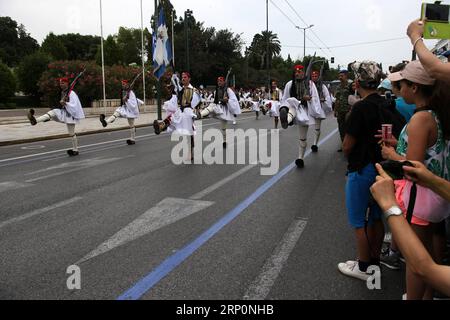 (180520) -- ATHÈNES, le 20 mai 2018 -- les gens observent les membres de la Garde présidentielle lors de la cérémonie de relève de la garde devant le bâtiment du Parlement à Athènes, en Grèce, le 20 mai 2018. La Garde présidentielle, également appelée Evzones, est une unité spéciale de l'armée hellénique, dont les membres se tiennent fièrement dans un calme parfait devant le bâtiment du Parlement, gardant le Monument du Soldat inconnu. (hy) GRÈCE-ATHÈNES-GARDE PRÉSIDENTIELLE-CHANGEMENT MariosxLolos PUBLICATIONxNOTxINxCHN Banque D'Images