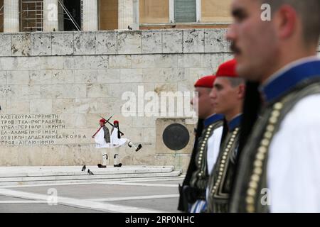 (180520) -- ATHÈNES, le 20 mai 2018 -- des membres de la Garde présidentielle participent à la cérémonie de relève de la garde devant le Parlement à Athènes, Grèce, le 20 mai 2018. La Garde présidentielle, également appelée Evzones, est une unité spéciale de l'armée hellénique, dont les membres se tiennent fièrement dans un calme parfait devant le bâtiment du Parlement, gardant le Monument du Soldat inconnu. (hy) GRÈCE-ATHÈNES-GARDE PRÉSIDENTIELLE-CHANGEMENT MariosxLolos PUBLICATIONxNOTxINxCHN Banque D'Images