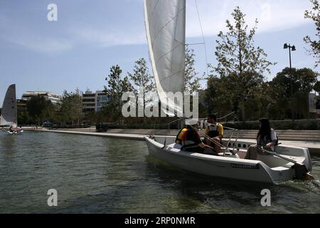 (180520) -- ATHÈNES, 20 mai 2018 -- les gens apprennent à naviguer dans le canal du Centre culturel de la Fondation Stavros Niarchos (SNFCC) à Athènes, Grèce, le 19 mai 2018. La SNFCC propose des activités de plein air pour que le public puisse profiter des vastes espaces ouverts.) (hy) GRÈCE-ATHÈNES-LEÇONS DE VOILE-SNFCC MariosxLolos PUBLICATIONxNOTxINxCHN Banque D'Images