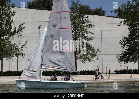 (180520) -- ATHÈNES, 20 mai 2018 -- les gens apprennent à naviguer dans le canal du Centre culturel de la Fondation Stavros Niarchos (SNFCC) à Athènes, Grèce, le 19 mai 2018. La SNFCC propose des activités de plein air pour que le public puisse profiter des vastes espaces ouverts.) (hy) GRÈCE-ATHÈNES-LEÇONS DE VOILE-SNFCC MariosxLolos PUBLICATIONxNOTxINxCHN Banque D'Images