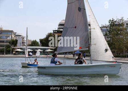 (180520) -- ATHÈNES, 20 mai 2018 -- les gens apprennent à naviguer dans le canal du Centre culturel de la Fondation Stavros Niarchos (SNFCC) à Athènes, Grèce, le 19 mai 2018. La SNFCC propose des activités de plein air pour que le public puisse profiter des vastes espaces ouverts.) (hy) GRÈCE-ATHÈNES-LEÇONS DE VOILE-SNFCC MariosxLolos PUBLICATIONxNOTxINxCHN Banque D'Images