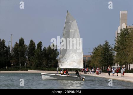 (180520) -- ATHÈNES, 20 mai 2018 -- les gens apprennent à naviguer dans le canal du Centre culturel de la Fondation Stavros Niarchos (SNFCC) à Athènes, Grèce, le 19 mai 2018. La SNFCC propose des activités de plein air pour que le public puisse profiter des vastes espaces ouverts.) (hy) GRÈCE-ATHÈNES-LEÇONS DE VOILE-SNFCC MariosxLolos PUBLICATIONxNOTxINxCHN Banque D'Images