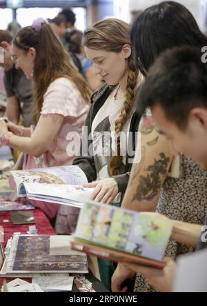 (180520) -- VANCOUVER, le 20 mai 2018 -- les visiteurs ont lu des bandes dessinées au Vancouver Comic Arts Festival 2018 à Vancouver, Canada, le 20 mai 2018. Des centaines d'artistes, de créateurs et d'éditeurs de bandes dessinées ont assisté au Vancouver Comic Arts Festival 2018, qui a eu lieu du 19 au 20 mai, pour présenter leurs œuvres. CANADA-VANCOUVER-COMIC ARTS FESTIVAL LiangxSen PUBLICATIONxNOTxINxCHN Banque D'Images